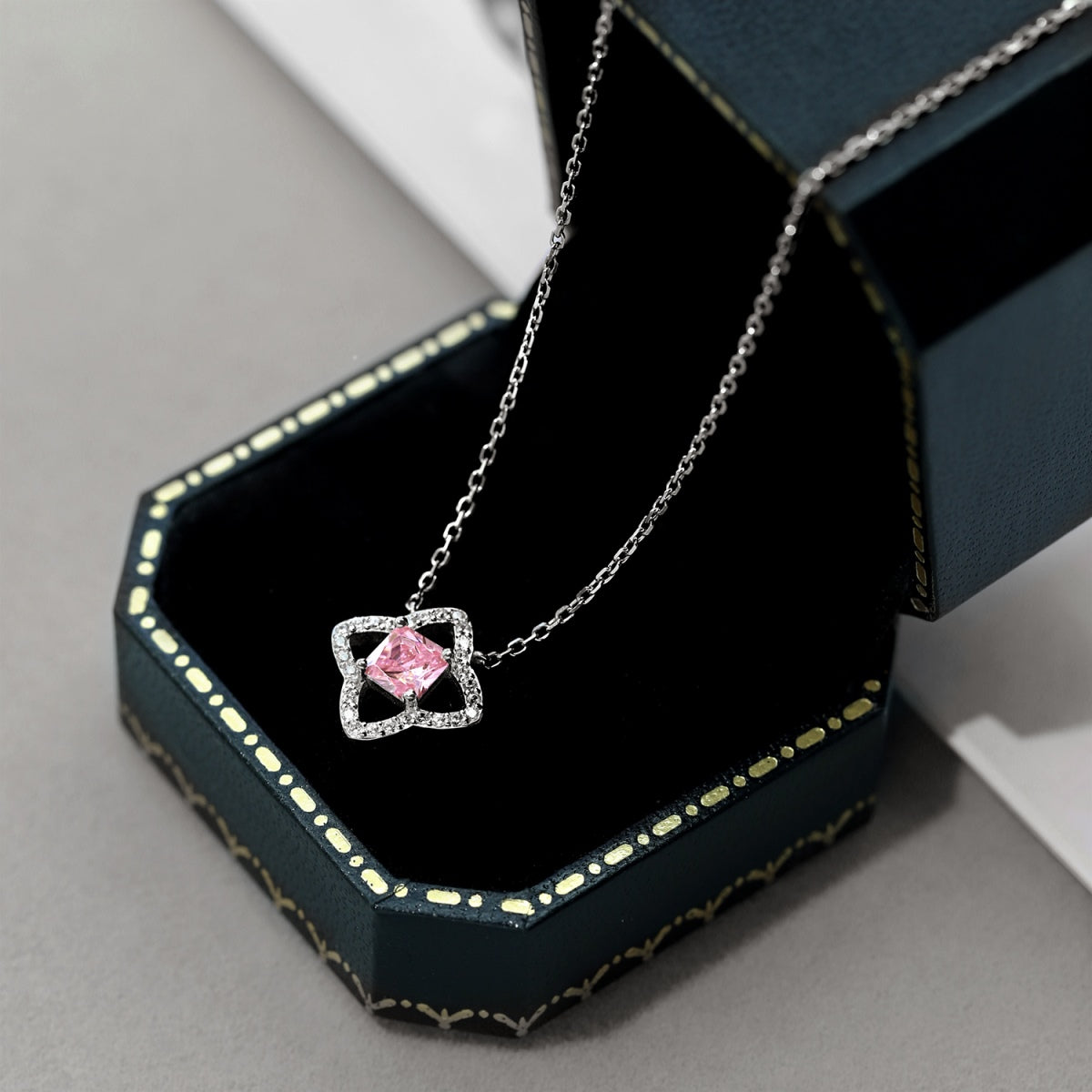 [Elitejewels]Exquisite Flower Shape Princess Cut Necklace