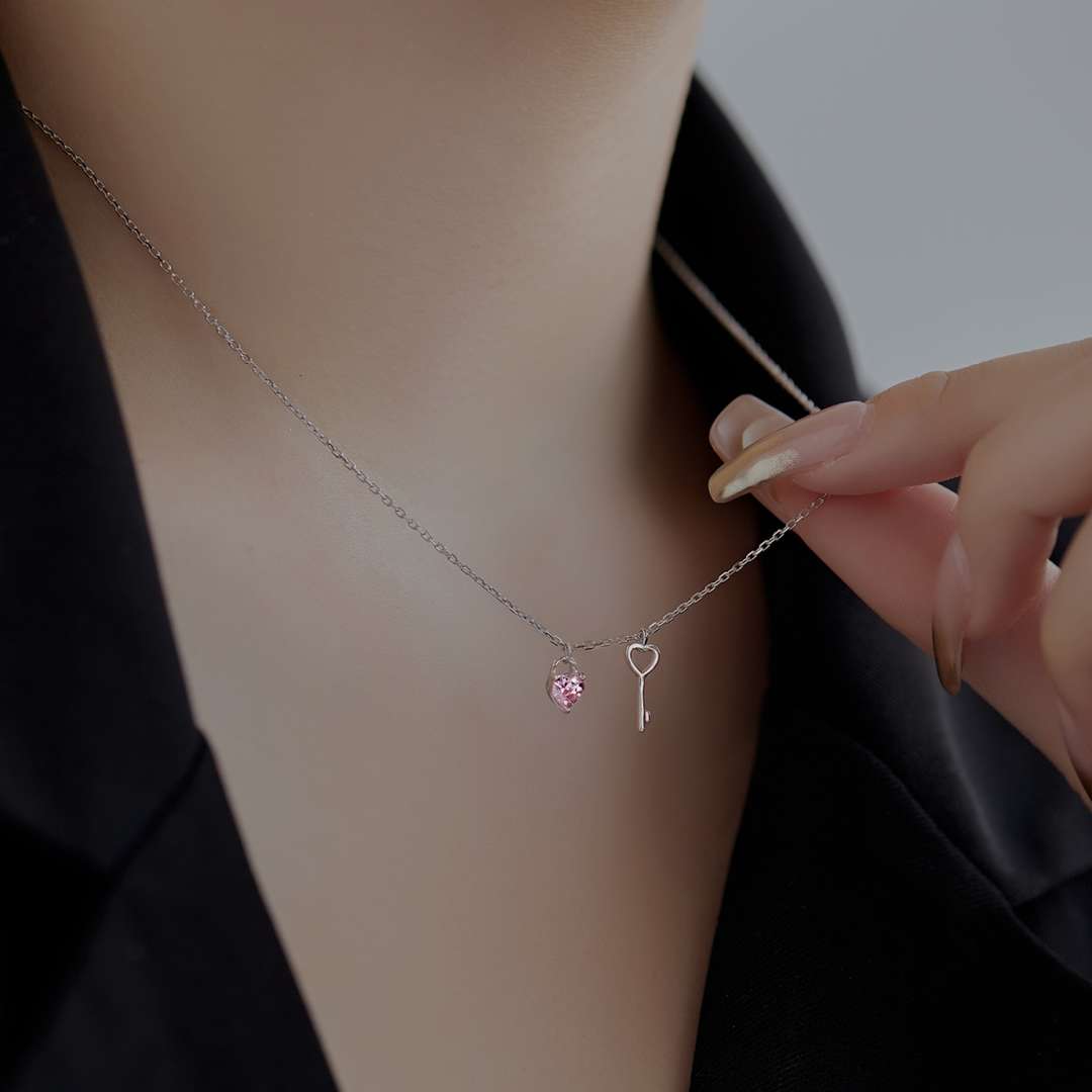 [Elitejewels]Unique Heart Shape Key Pendent Necklace