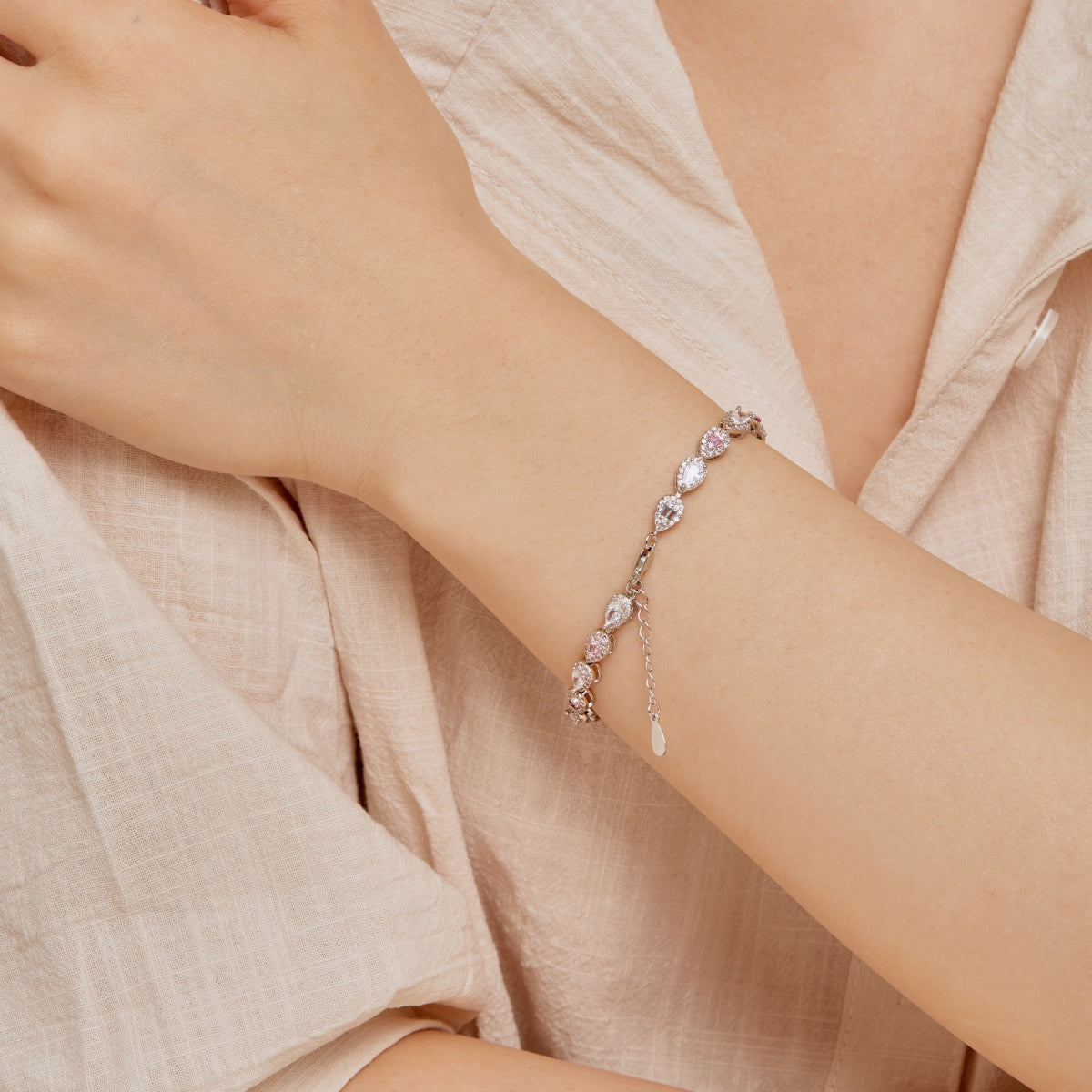 [Elitejewels]0.25 Carat Radiant Water Drop Shape Daily Bracelet