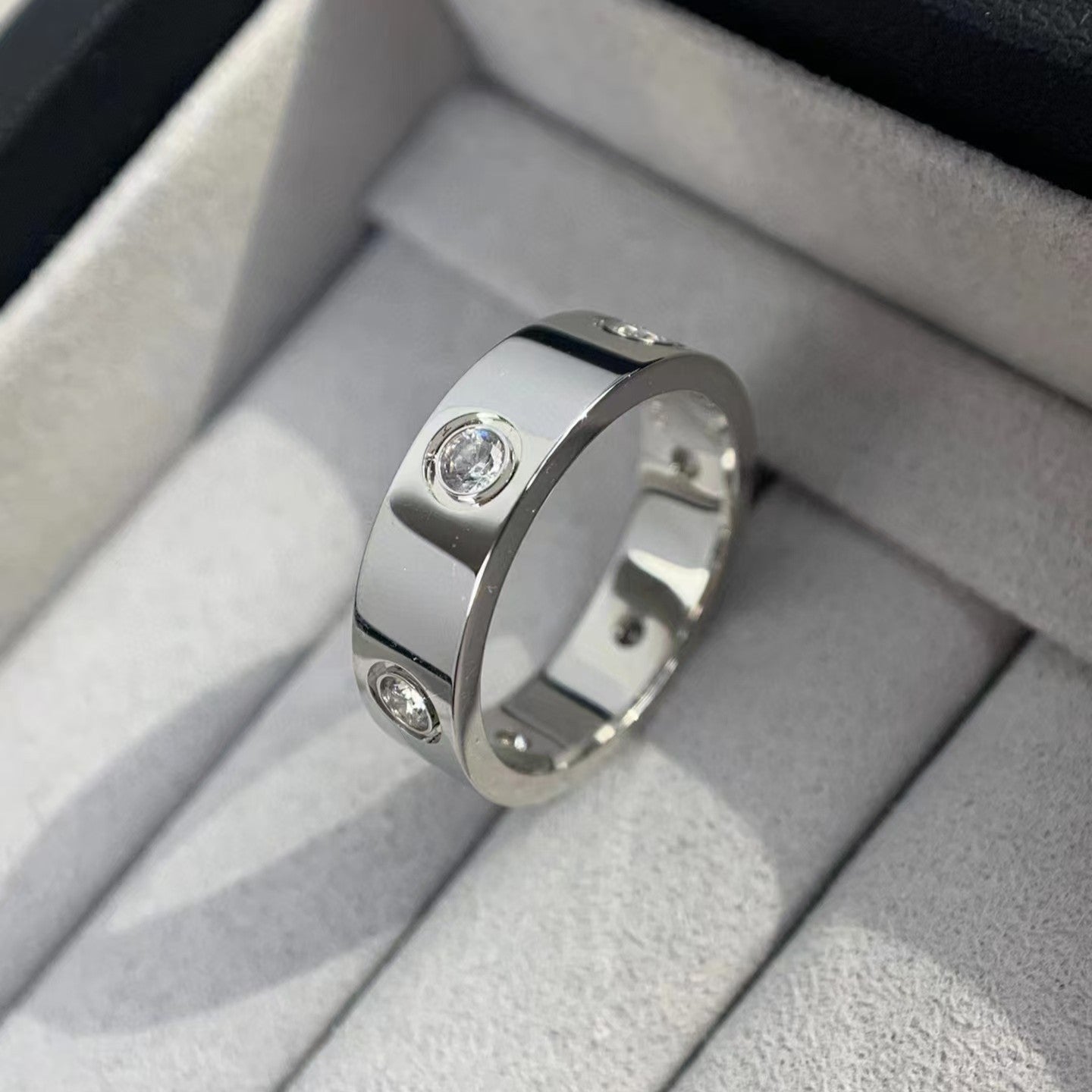 [Elitejewels]LOVE RING 5.5MM 6 DIAMONDS SILVER