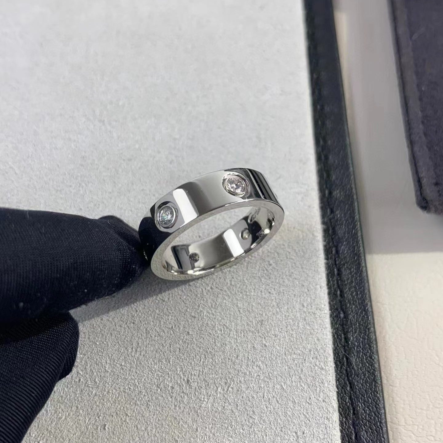 [Elitejewels]LOVE RING 5.5MM 6 DIAMONDS SILVER