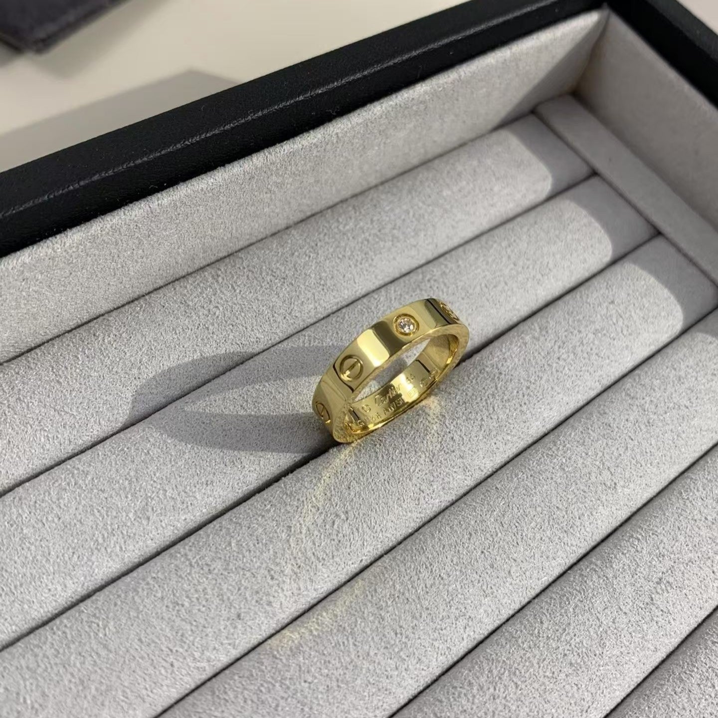 [Elitejewels]LOVE RING 4MM 1 DIAMOND GOLD