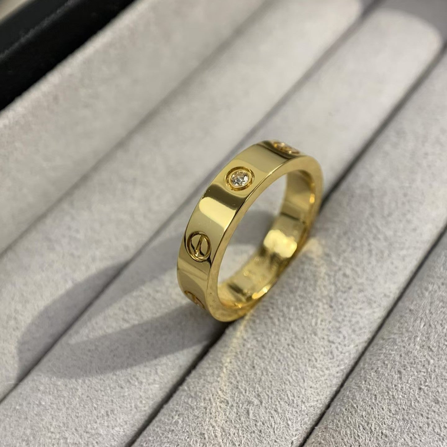 [Elitejewels]LOVE RING 4MM 1 DIAMOND GOLD