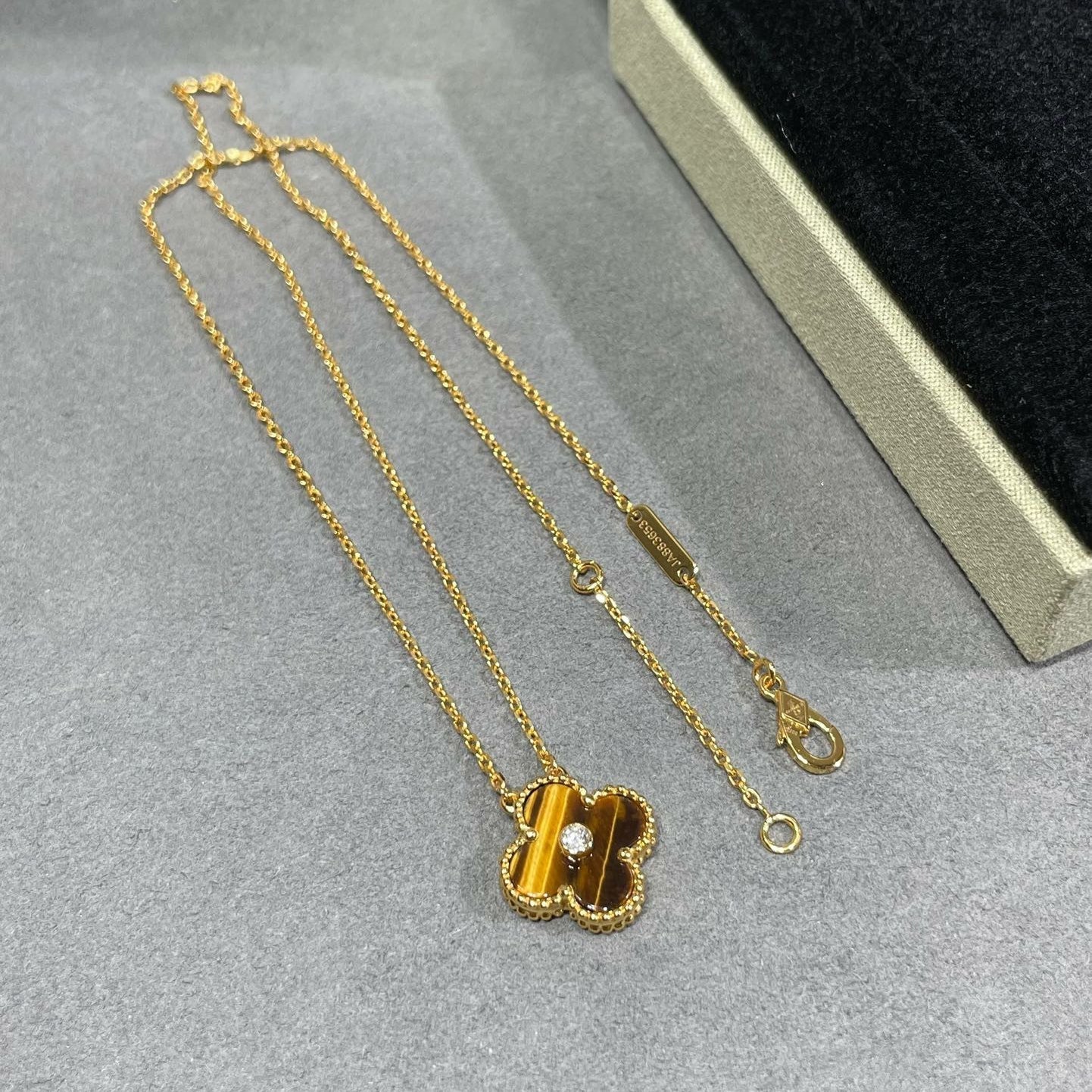 [Elitejewels]CLOVER 15MM DIAMOND AND YELLOW TIGER'S EYE AGATE NECKLACE