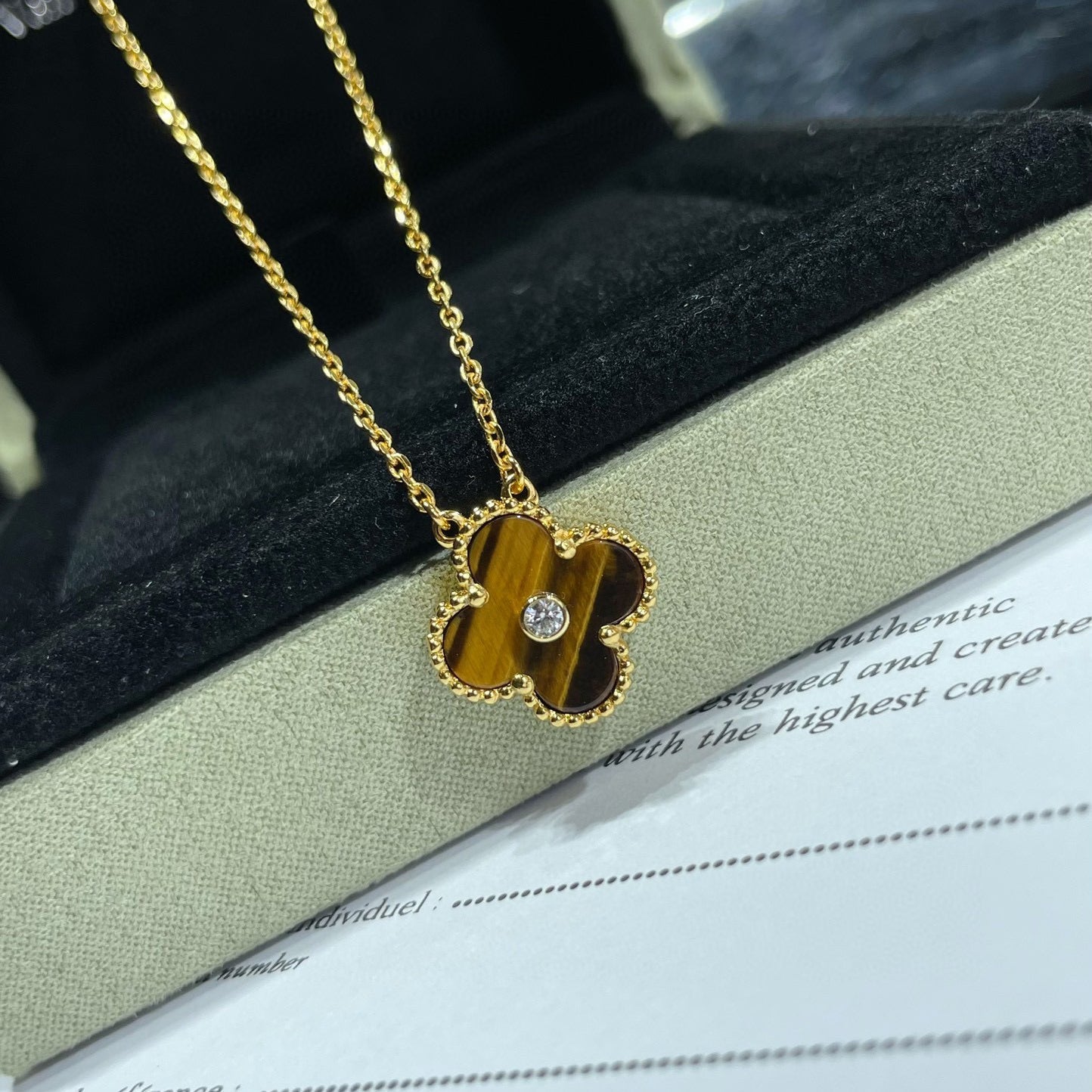 [Elitejewels]CLOVER 15MM DIAMOND AND YELLOW TIGER'S EYE AGATE NECKLACE