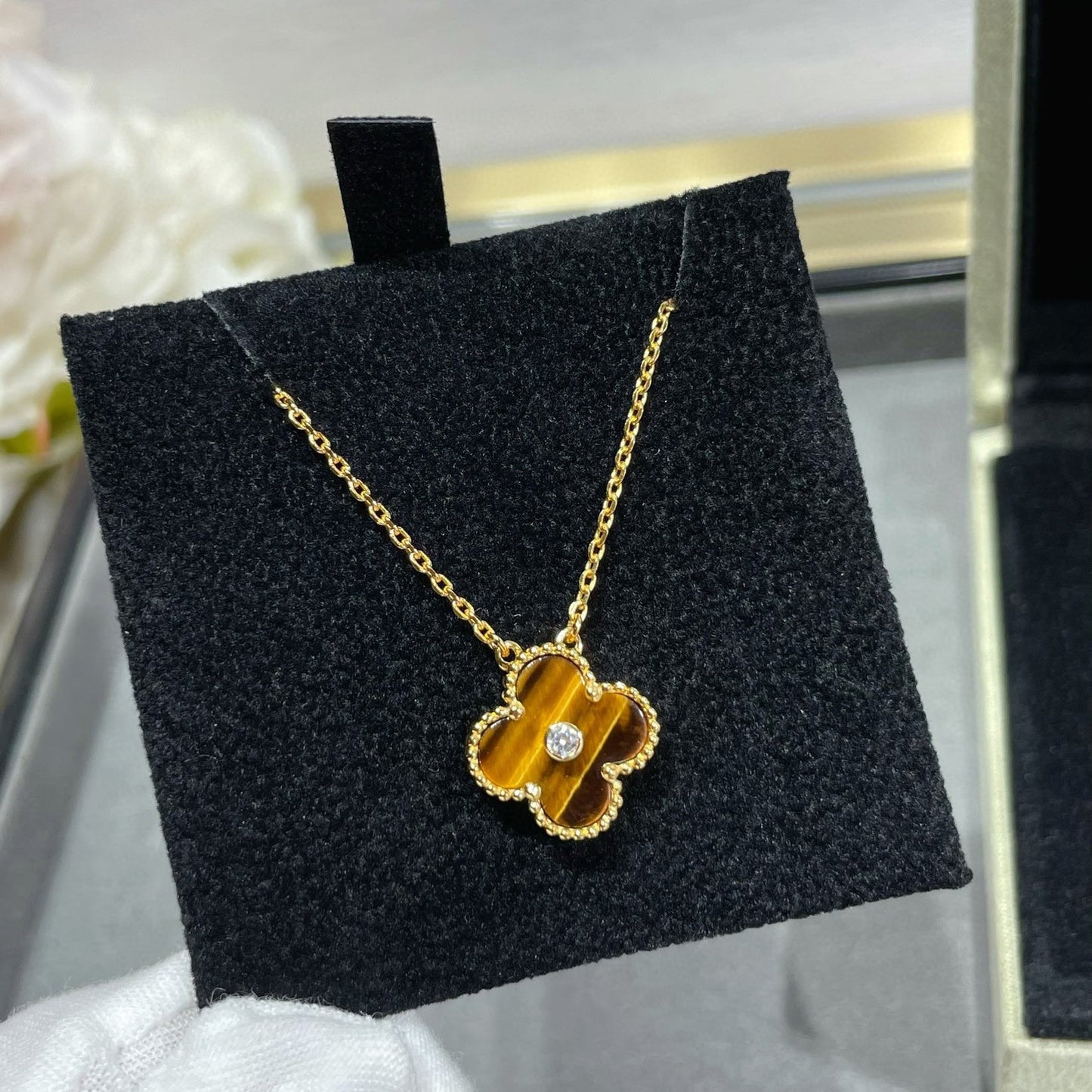 [Elitejewels]CLOVER 15MM DIAMOND AND YELLOW TIGER'S EYE AGATE NECKLACE