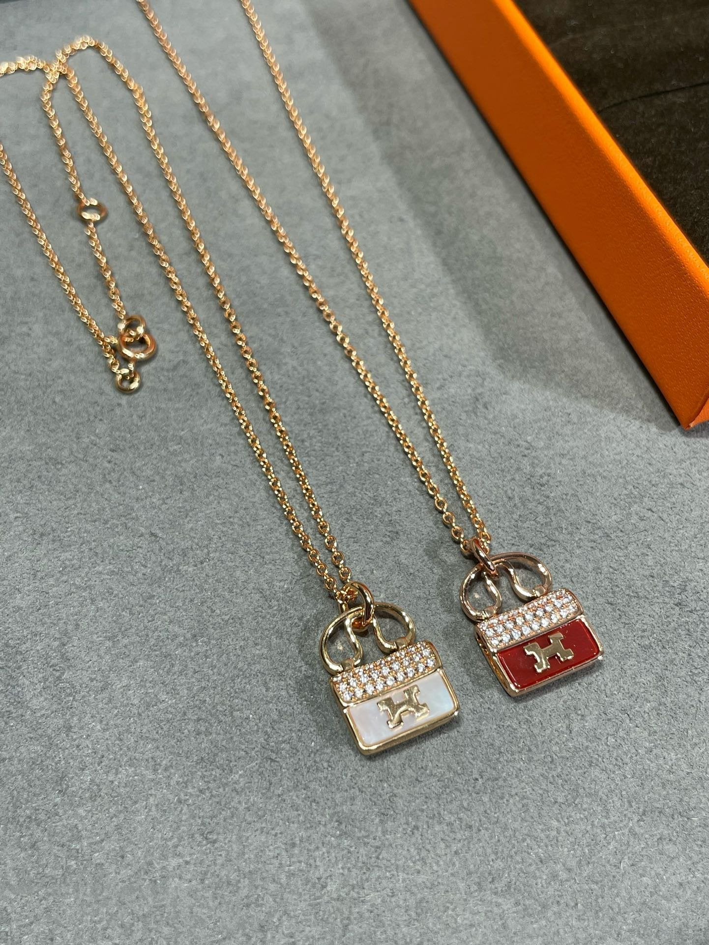 [Elitejewels]HM CIRCE MOISSANITE PENDANT NECKLACE GOLD