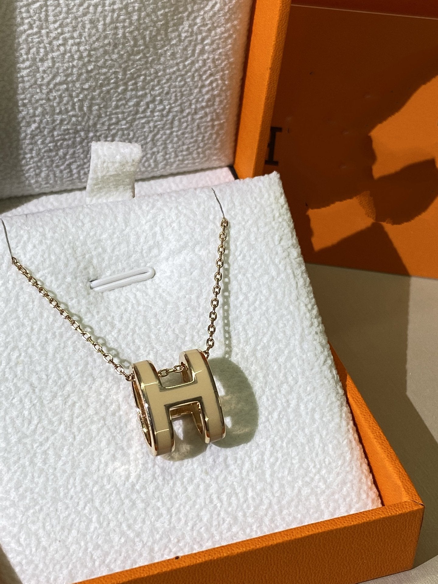 [Elitejewels]HM CLIC YELLOW ENAMEL GOLD NECKLACE