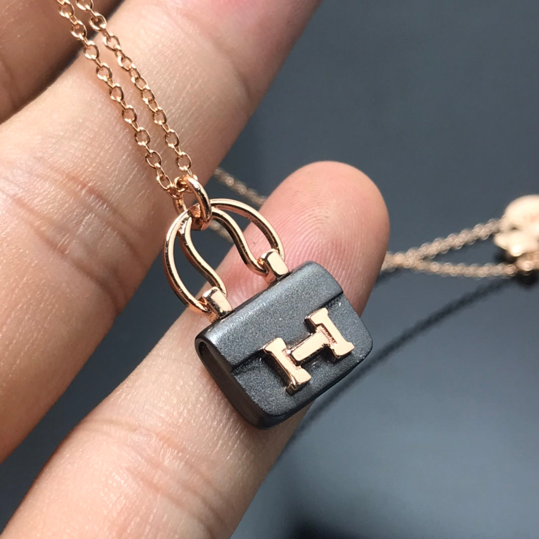 [Elitejewels]WOMEN'S HM AMULETTES CONSTANCE PENDANT NECKLACE