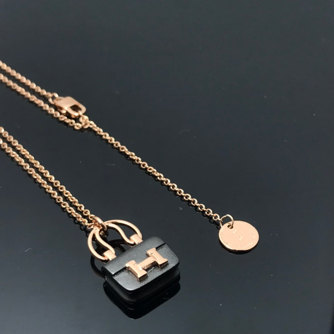 [Elitejewels]WOMEN'S HM AMULETTES CONSTANCE PENDANT NECKLACE